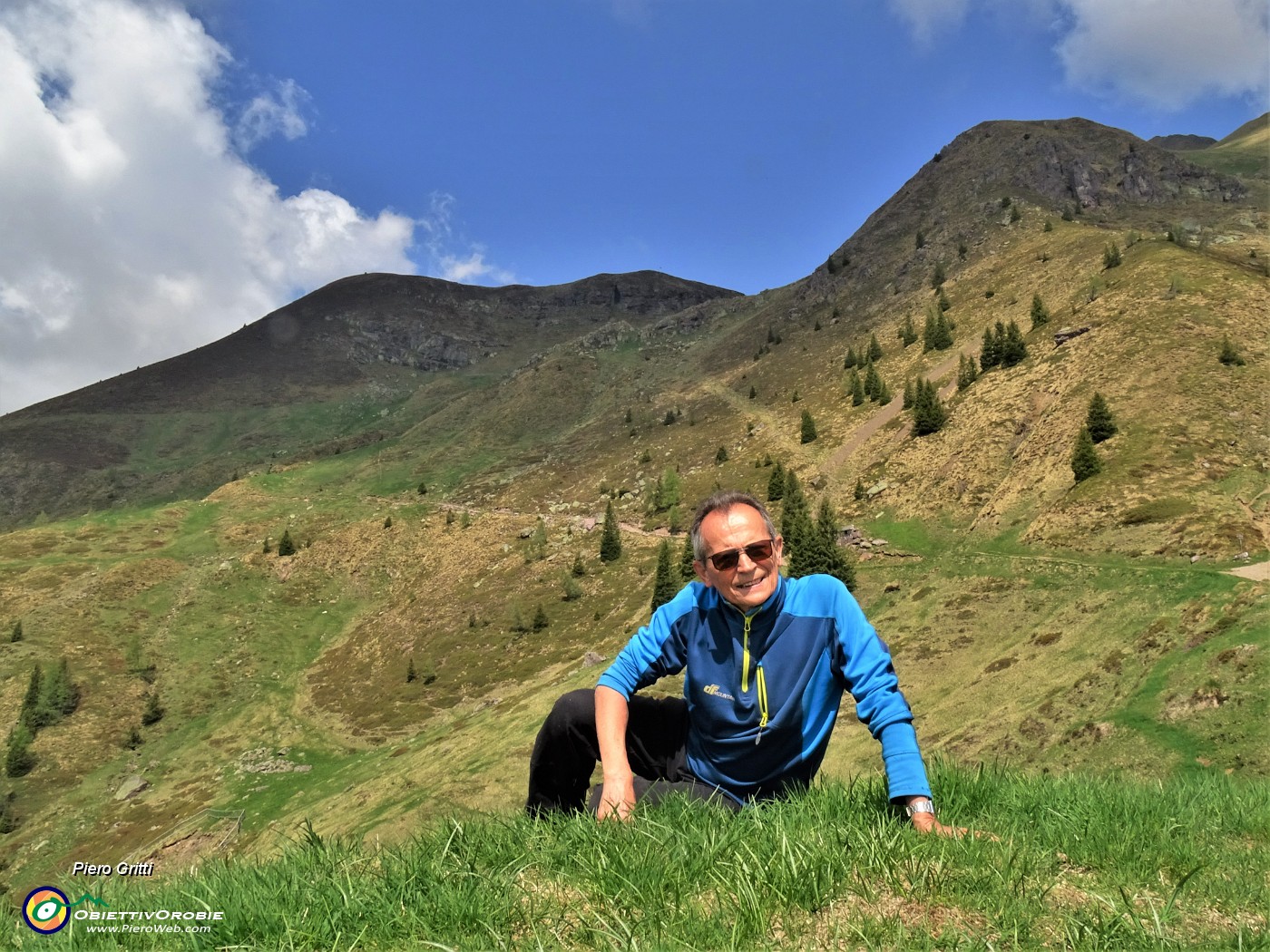 12 Dal dosso panoramico dei Piani con vista sul Monte Avaro.JPG